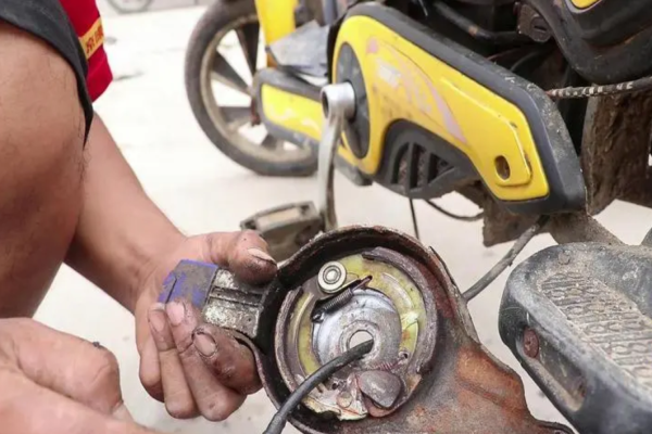 山南电动车刹车故障